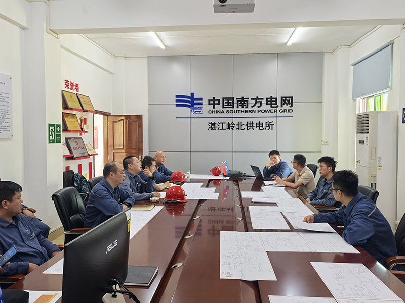 在广州省湛江市遂溪县，安顺供电局驰援人员与当地供电部门进行现场会商