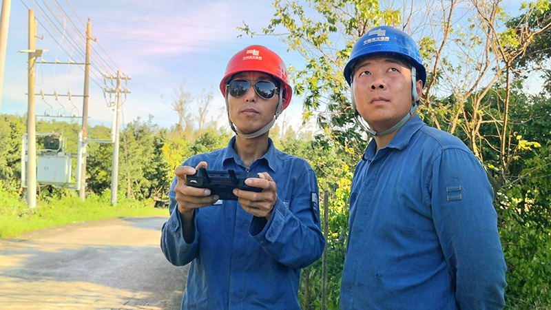 工作人员启动无人机勘察灾情及配电线路受损情况 。