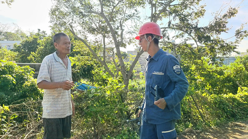 走访当地村民群众，了解生产生活用电情况。
