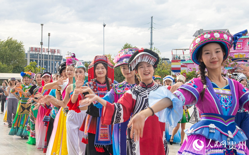 巡游现场。 人民网 黄小桃摄