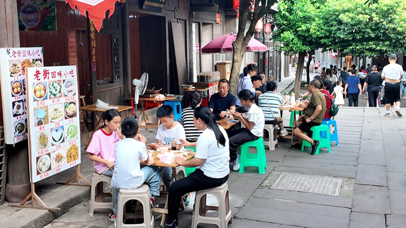 老街回味小吃店坐滿游客,品嘗土城特色小吃。姚瑤 攝.jpg