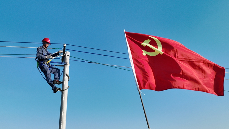 党旗在支援湛江抗击台风保供电现场飘扬。卢关文 摄.JPG