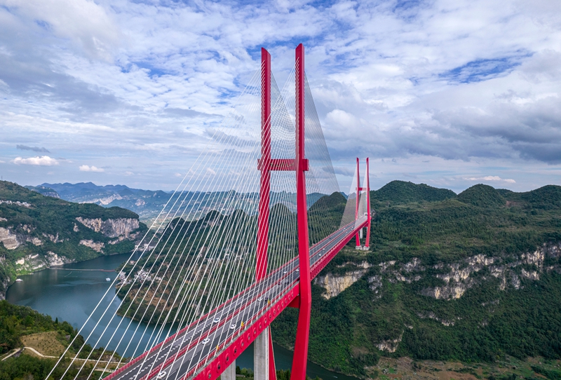 2025年10月8日，車輛行駛在貴州省貴（陽）黔（西）高速公路鴨池河大橋上（無人機照片）。