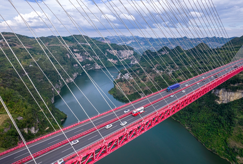 2025年10月8日，車輛行駛在貴州省貴（陽）黔（西）高速公路鴨池河大橋上（無人機照片）。
