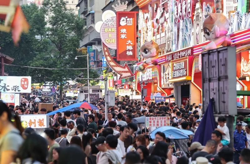 民生路好吃街人流如梭。