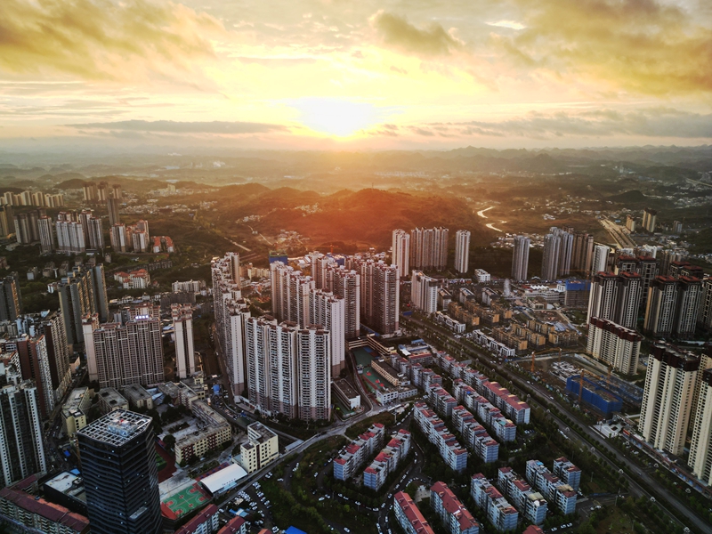 2025年10月8日，清晨的贵州省黔西市莲城街道，霞光初绽、小城景美。