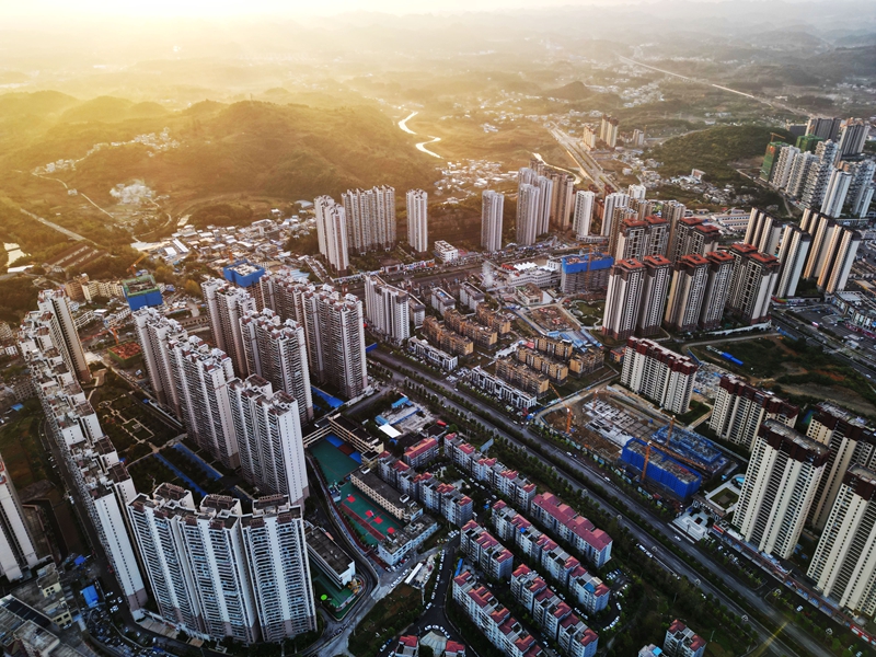 2025年10月8日，清晨的贵州省黔西市莲城街道，霞光初绽、小城景美。