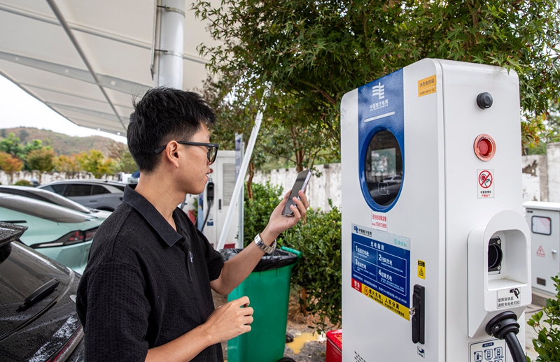 2025年10月7日，貴州S82筑大高速公路西溪服務區，新能源電動車師傅在液冷超級充電樁上掃碼充電。