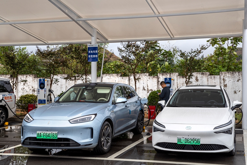 2025年10月7日，貴州S82筑大高速公路西溪服務區，新能源電動車師傅使用液冷超級充電樁充電。