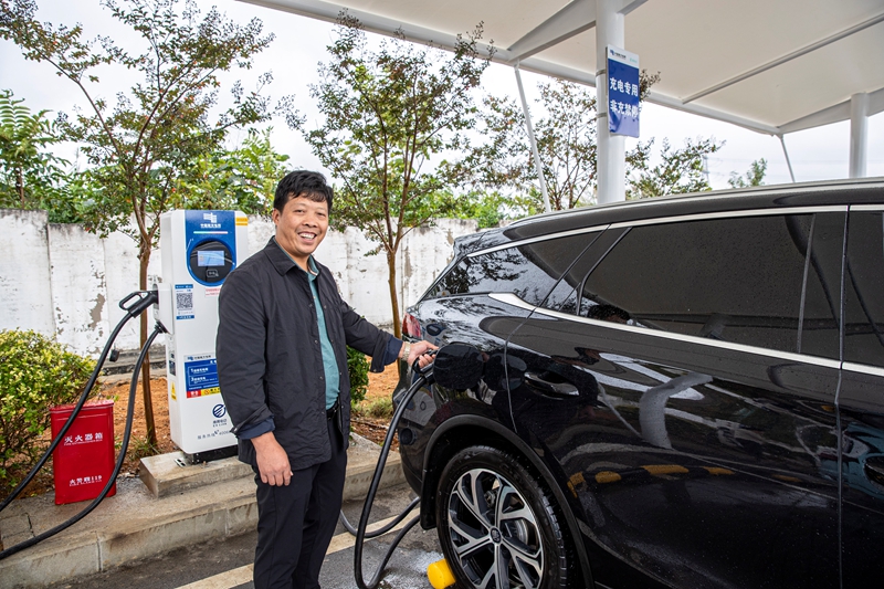 2025年10月7日，貴州S82筑大高速公路西溪服務區，新能源電動車師傅使用液冷超級充電樁充電。