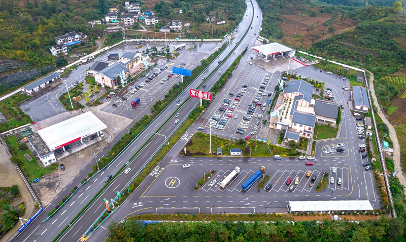 2025年10月7日，液冷超級充電樁建成投用的貴州S82筑大高速公路西溪服務區（無人機照片）。