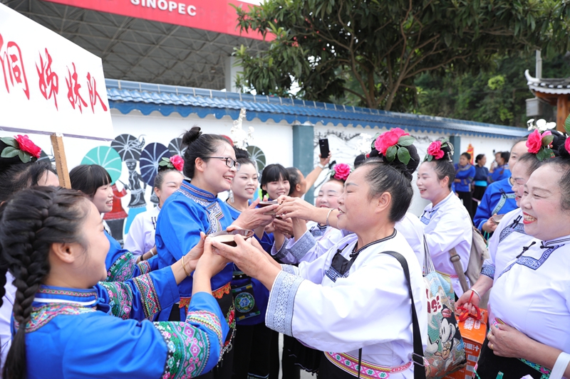 南明农民丰收节栏门迎宾活动现场。 吴麟钦 摄