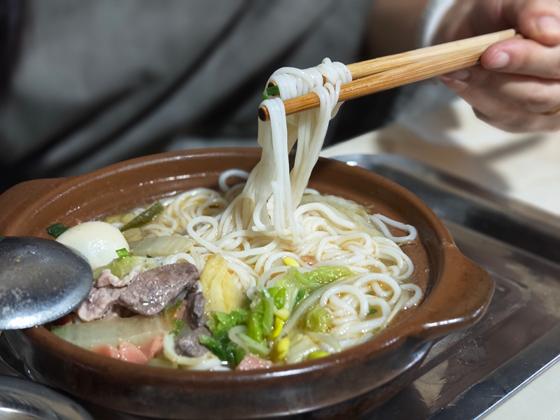 鮮香的砂鍋粉 蔡昀 攝.jpg