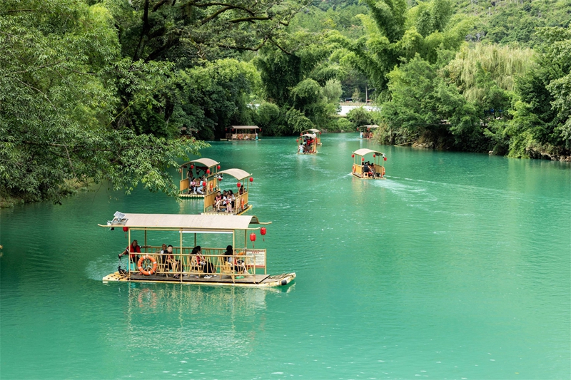 游客在景區乘坐竹筏(史傳鴻 攝).jpg