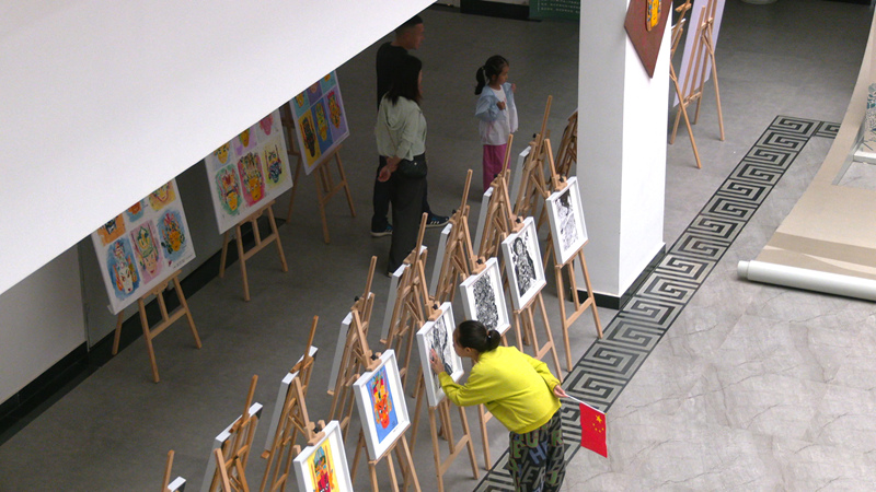 国庆假期安顺市博物馆人气火爆 文化盛宴引游客纷至沓来。