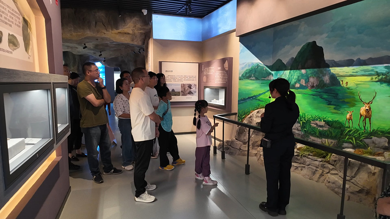 国庆假期安顺市博物馆人气火爆 文化盛宴引游客纷至沓来。
