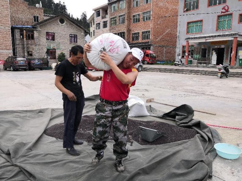 李绍华帮群众收油菜籽.jpg