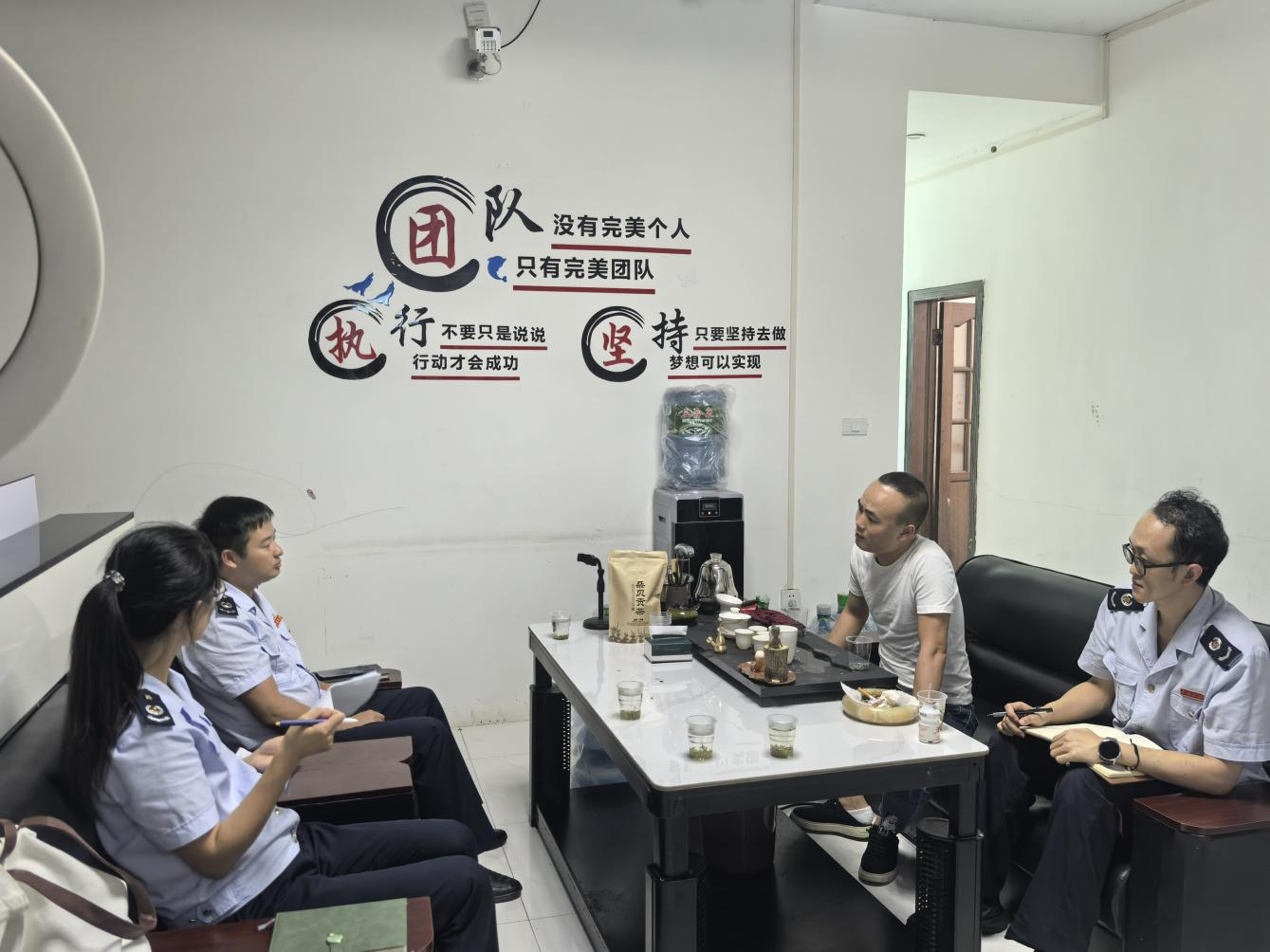 “枝己”志願服務團隊走訪農產品電商企業。吳蓉攝