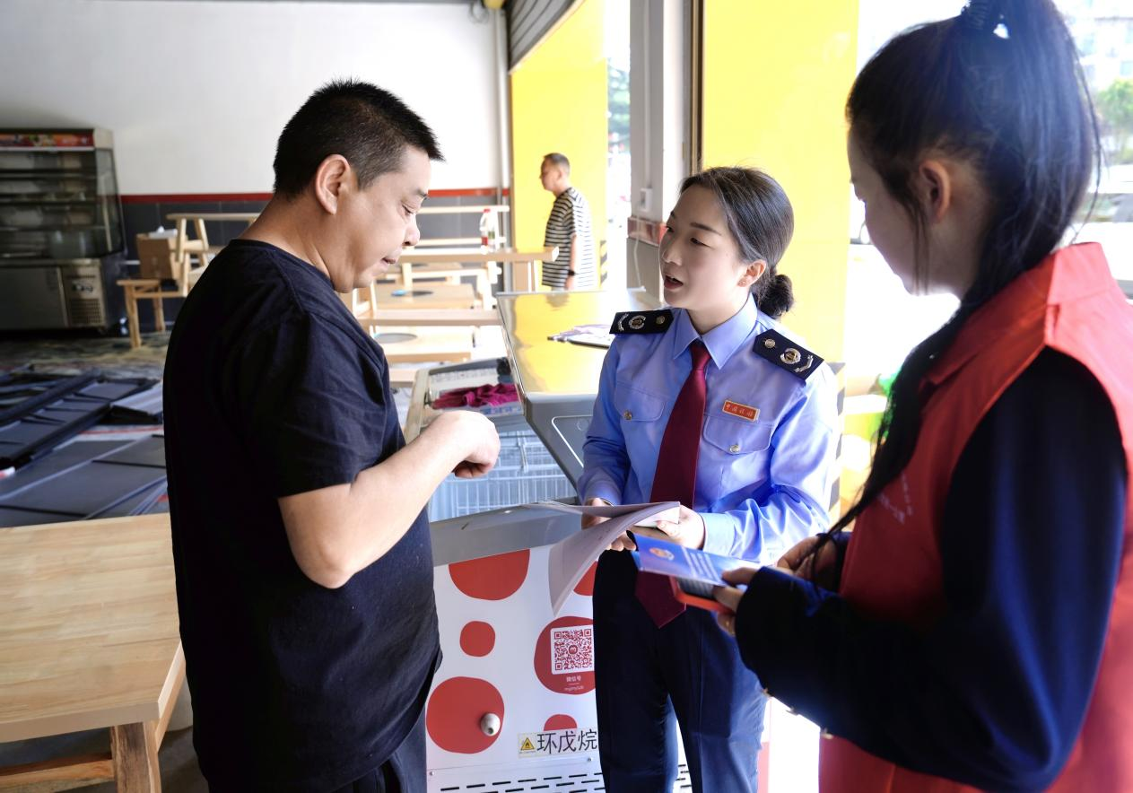 稅務干部向個體工商戶講解稅收優惠政策。毛忠崟攝