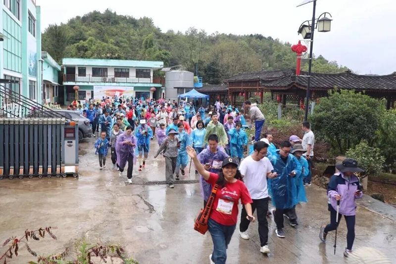 1、戶外愛好者齊聚朱昌鎮趙官村徒步。張奕妍 攝.jpg