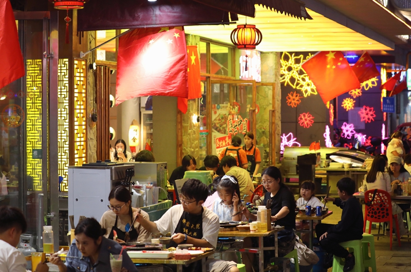 2 、 傍晚，各特色街區迎來客流高峰。觀山湖區融媒體中心供圖.jpg