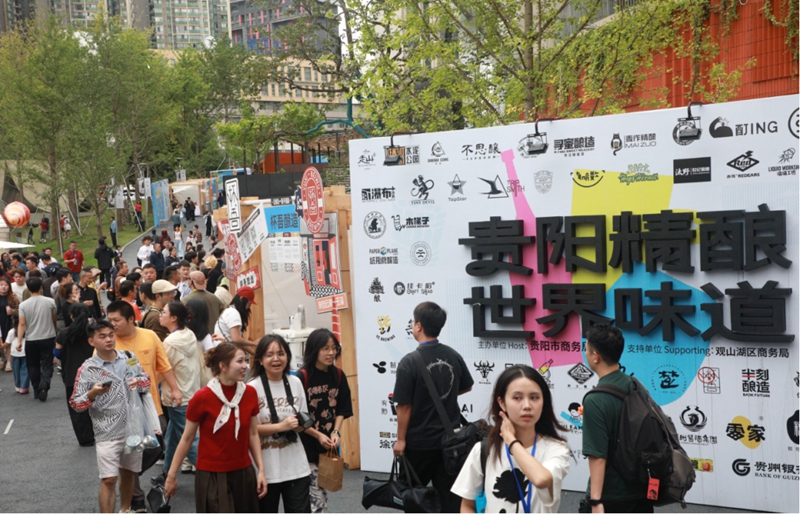 4、市民和游客在阿雲朵倉享受愜意假期。 觀山湖區融媒體中心 供圖.jpg