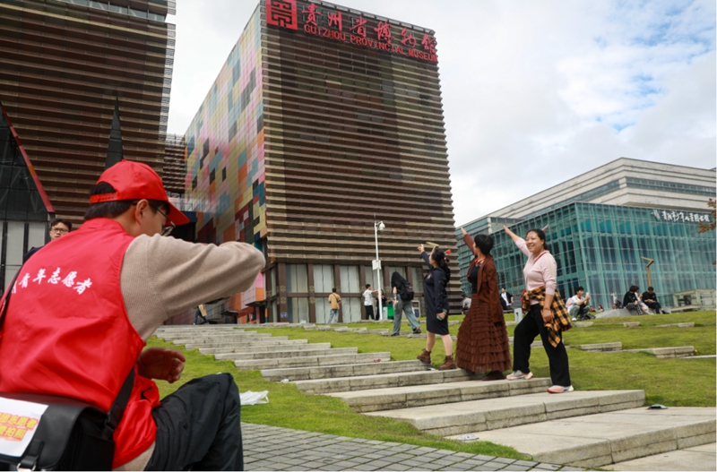 9、在貴州省博物館，觀山湖區青年志願者為游客們拍照。張婷 攝.jpg