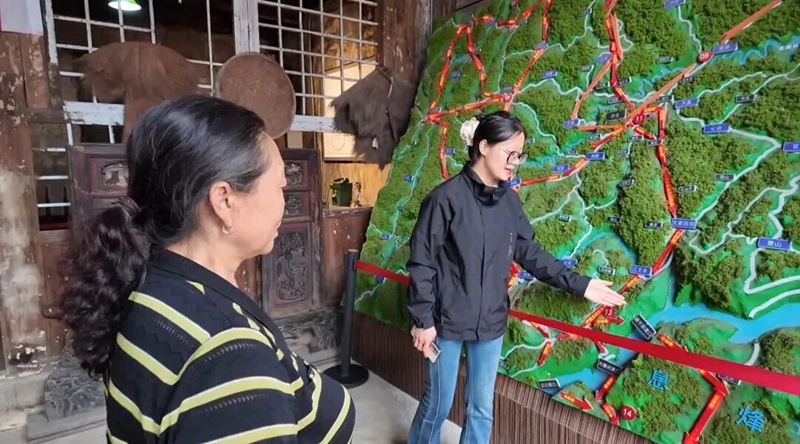 解说员正在给游客讲解中央红军南渡乌江的历史。胡凤至 摄.jpg