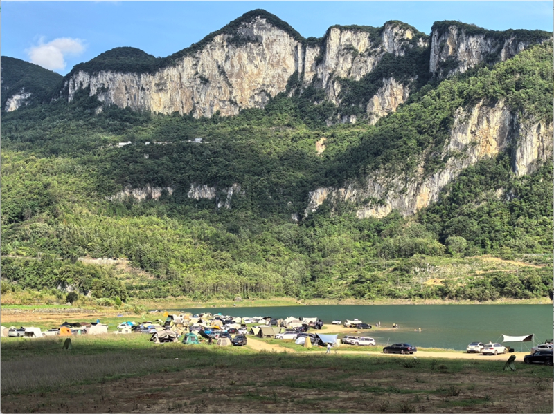 游客将帐篷安装在碧绿的江边。杨洋 摄.jpg