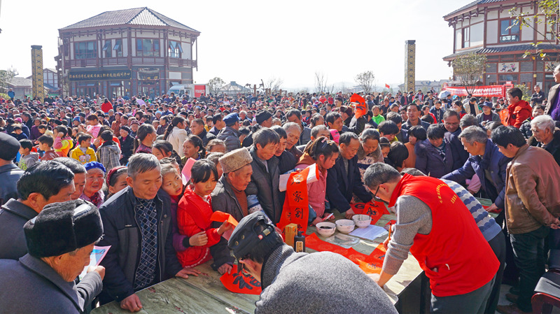 2020年1月16日，畢節市文藝惠民活動在黔西縣城錦繡家園舉行。張虎攝