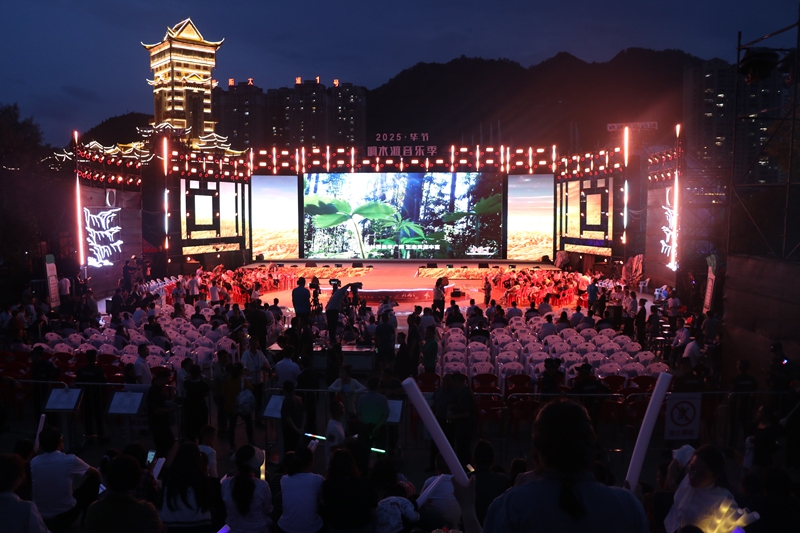 毕节响水滩音乐季现场热闹非凡。舞台上灯光绚烂、声浪阵阵，各具魅力的歌手与乐队轮番登台，游客们挥舞着荧光棒，跟随节奏尽情舞动，尽享音乐盛宴。七星关区融媒体中心供图.JPG