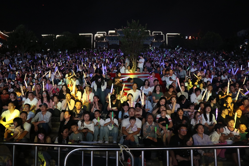 毕节响水滩音乐季现场热闹非凡。舞台上灯光绚烂、声浪阵阵，各具魅力的歌手与乐队轮番登台，游客们挥舞着荧光棒，跟随节奏尽情舞动，尽享音乐盛宴。七星关区融媒体中心供图1.JPG