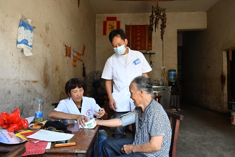 村医开展送医送药等上门服务.jpg