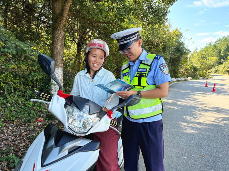 石阡县公安局交警大队持续开展路检路查。