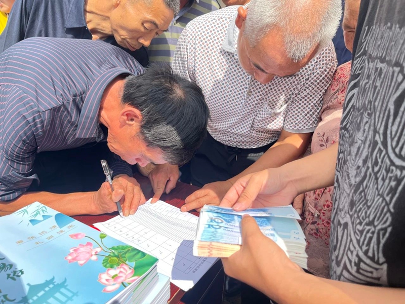 村民们满心欢喜参与分红，秩序井然。罗金 摄.jpg