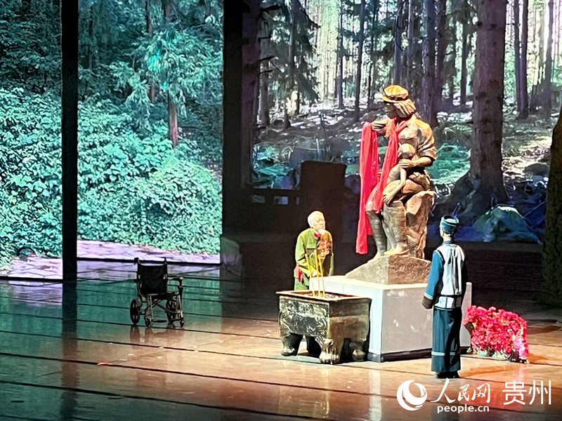 大型红色杂技剧《追随》在遵义首演。人民网 陈洁泉摄 