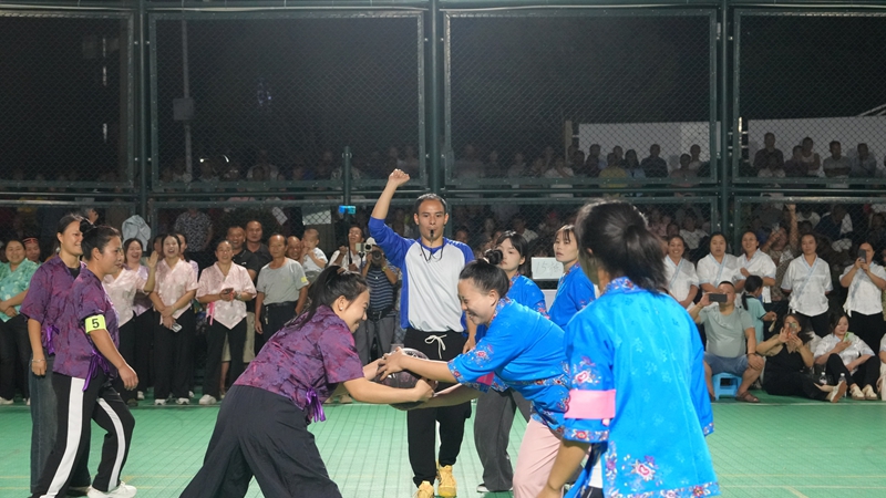 “幸福姑妈”篮球赛比赛现场。熊兴富摄 (3)