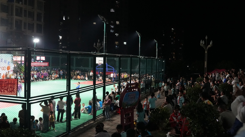 “幸福姑妈”篮球赛吸引众多居民前来观看。熊兴富摄