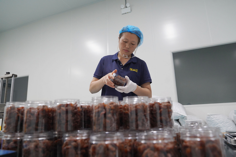 工作人员正在打包刺梨产品。