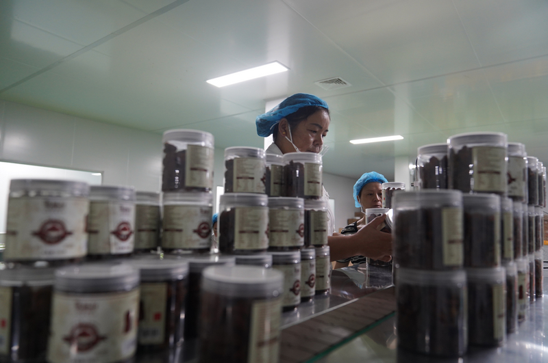 工作人员正在打包刺梨产品。