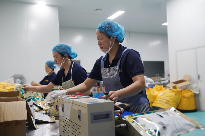 工作人员正在打包刺梨产品。