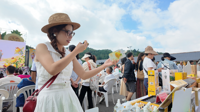 网络博主正在分享刺梨产品。