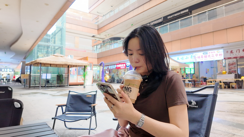 消费者正在品尝刺梨咖啡。