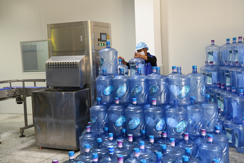 工人在生产车间忙碌。