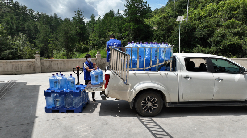 工人在搬运水桶。