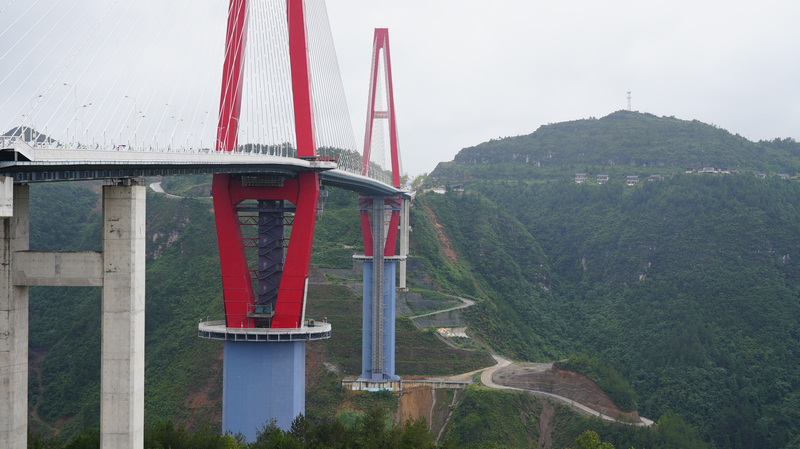 龙里河大桥下方的道路。
