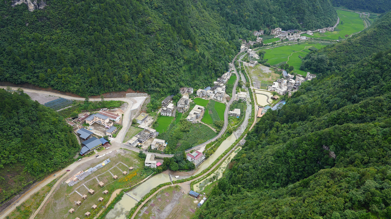 龙里河大桥下方的道路。