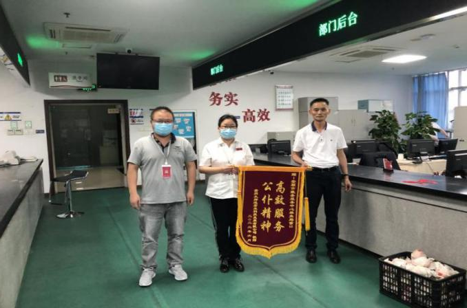 圖為贈送錦旗。