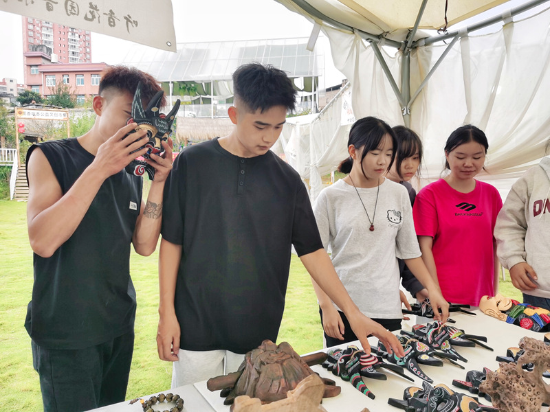 当非遗木雕遇见文创市集。