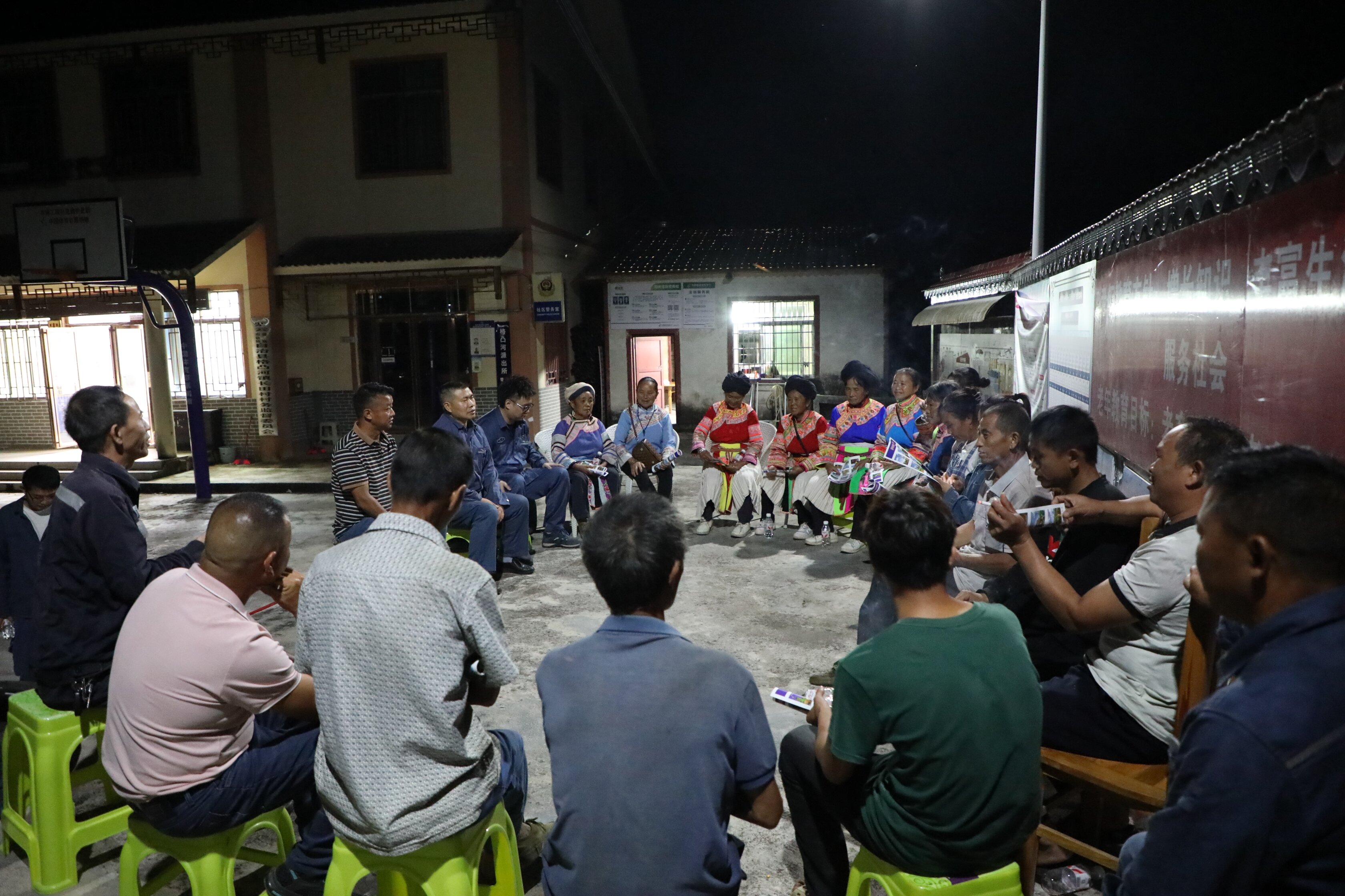 院坝会上,工作人员解答村民用电问题。